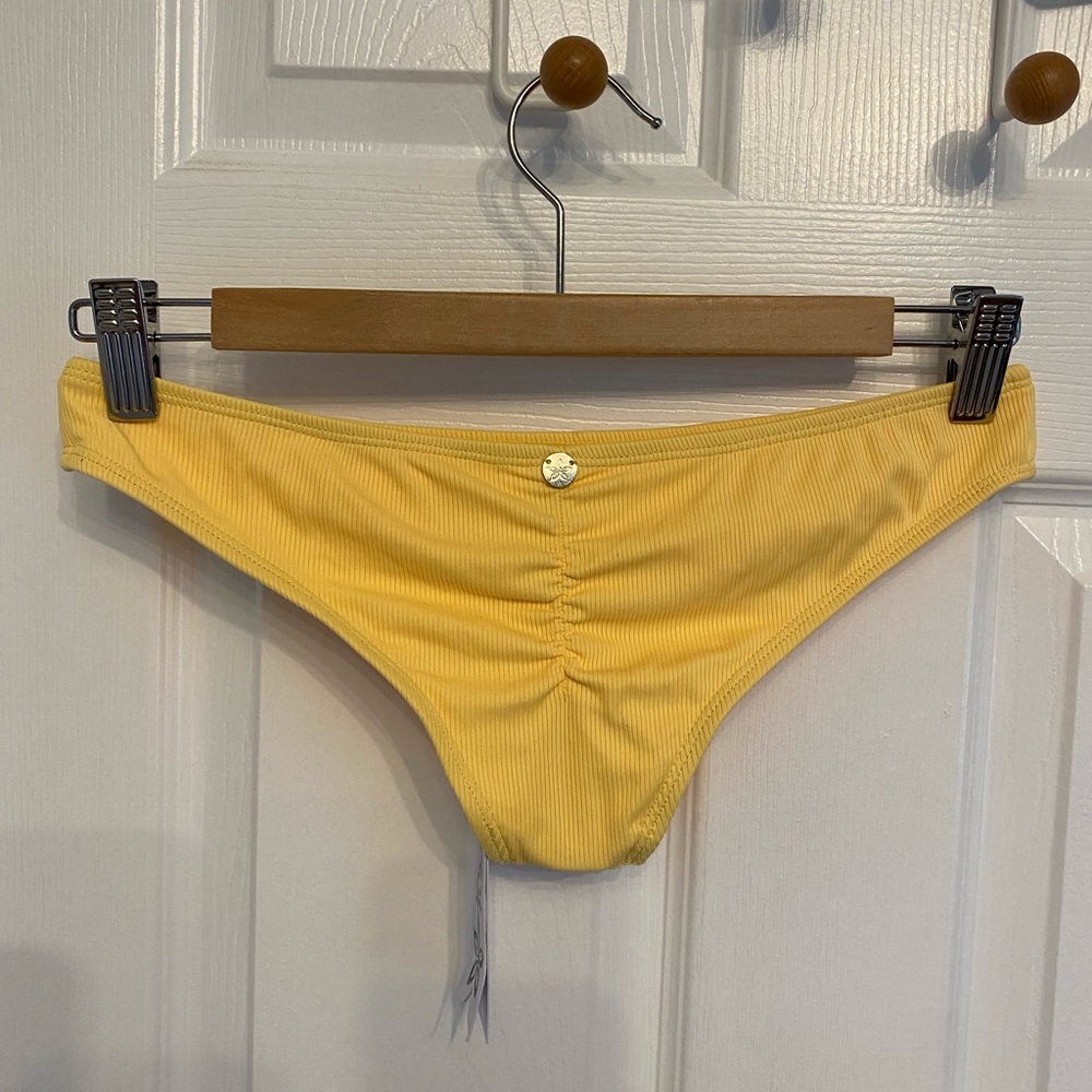 Quint Soul Low Rise Bella Cinch Bum Bikini Bottom Melon Size XS Canadian Company